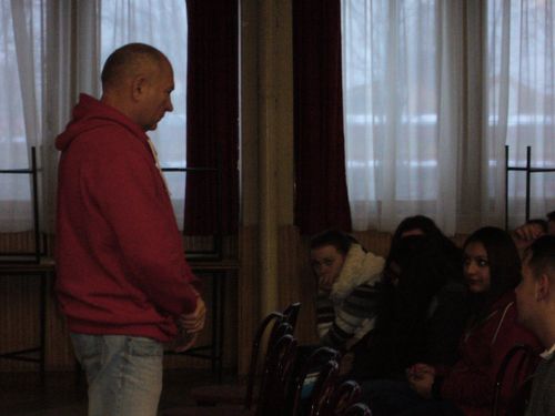  Rendhagyó csoportfoglalkozást tartott a kollégiumban Veres László iskolánk rendőre bűnmegelőzés témában